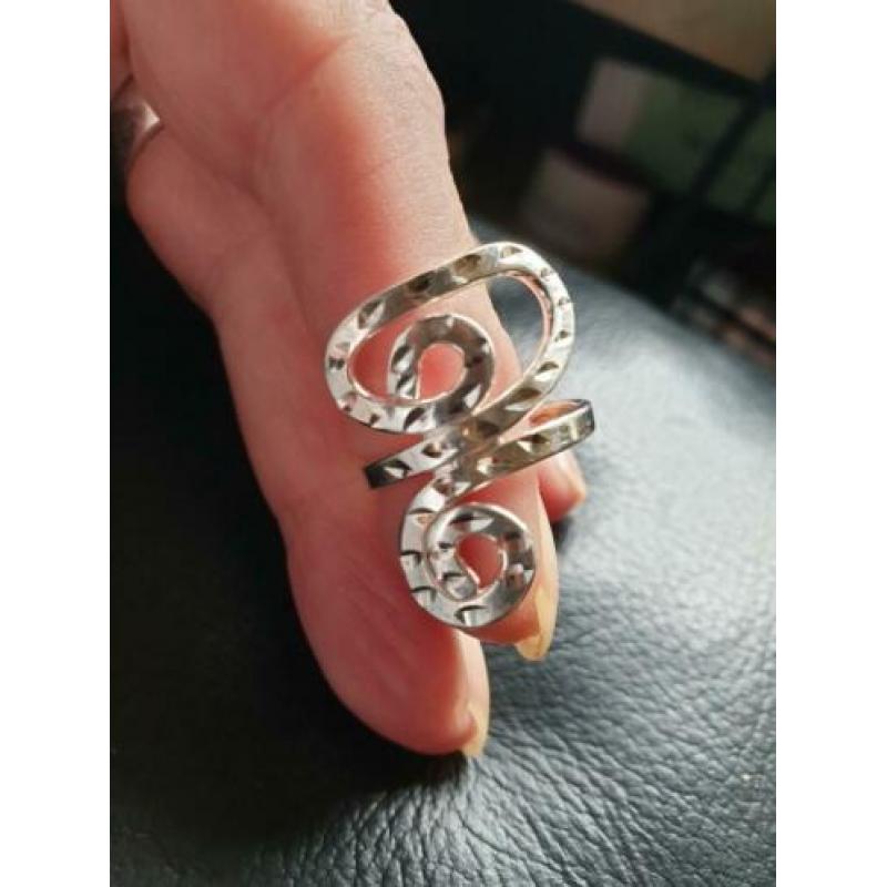Schitterende nieuwe zilveren ring. Maat 17.