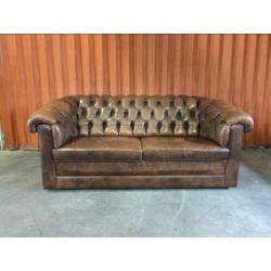????????Vintage Chesterfield bank