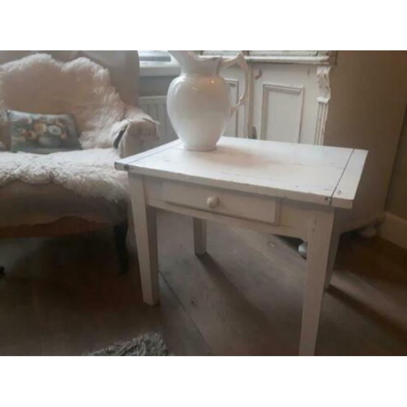 Brocante laag wit tafeltje