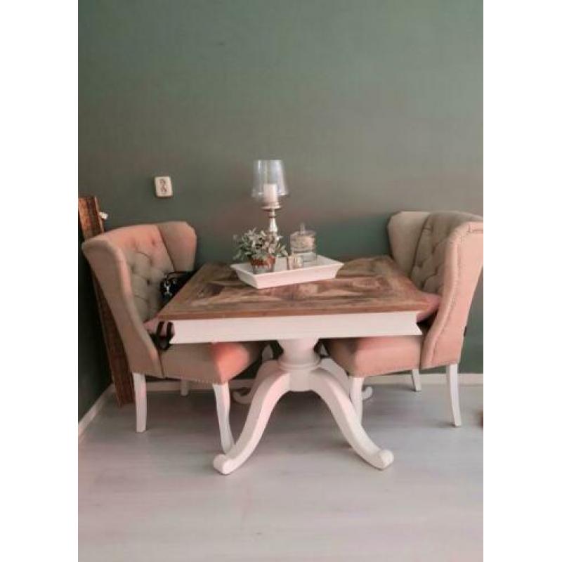 Leuke landelijke stoelen.