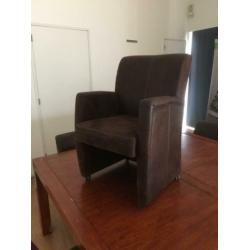 Tafel en stoelen bruin leer (stoelen mogen ook los weg)
