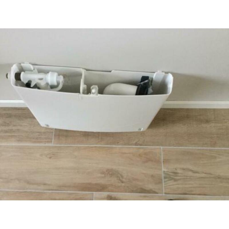 Te koop opbouw spoelreservoir, kleur wit, merk Wisa