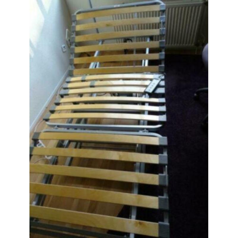 Elektrisch (verzorgings)bed, dat helemaal omhoog kan, 3 sta