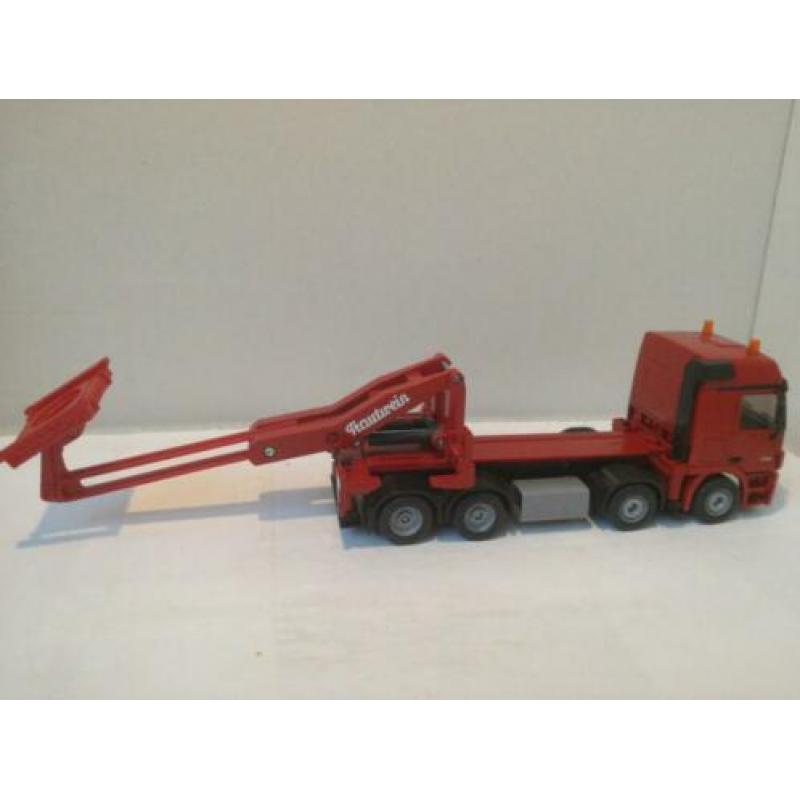 Siku 4148 Mercedes-Benz Actros. Garage transporter.