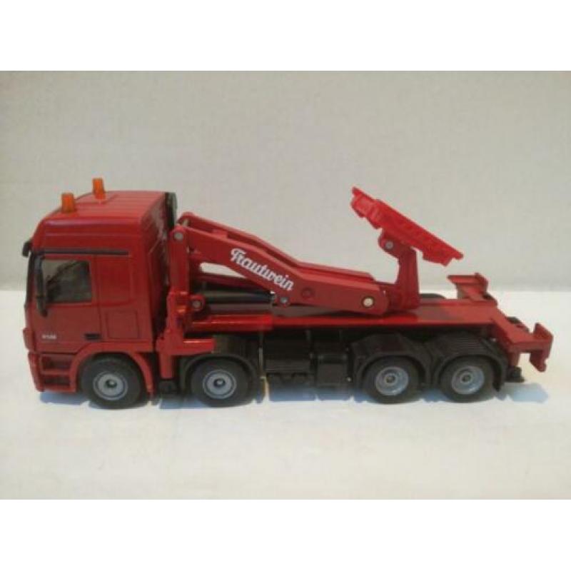 Siku 4148 Mercedes-Benz Actros. Garage transporter.