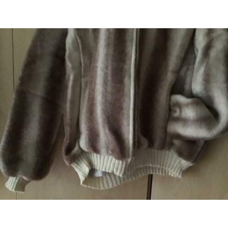 Te koop zeer apart wollen damesjasje. Nieuw maat 44
