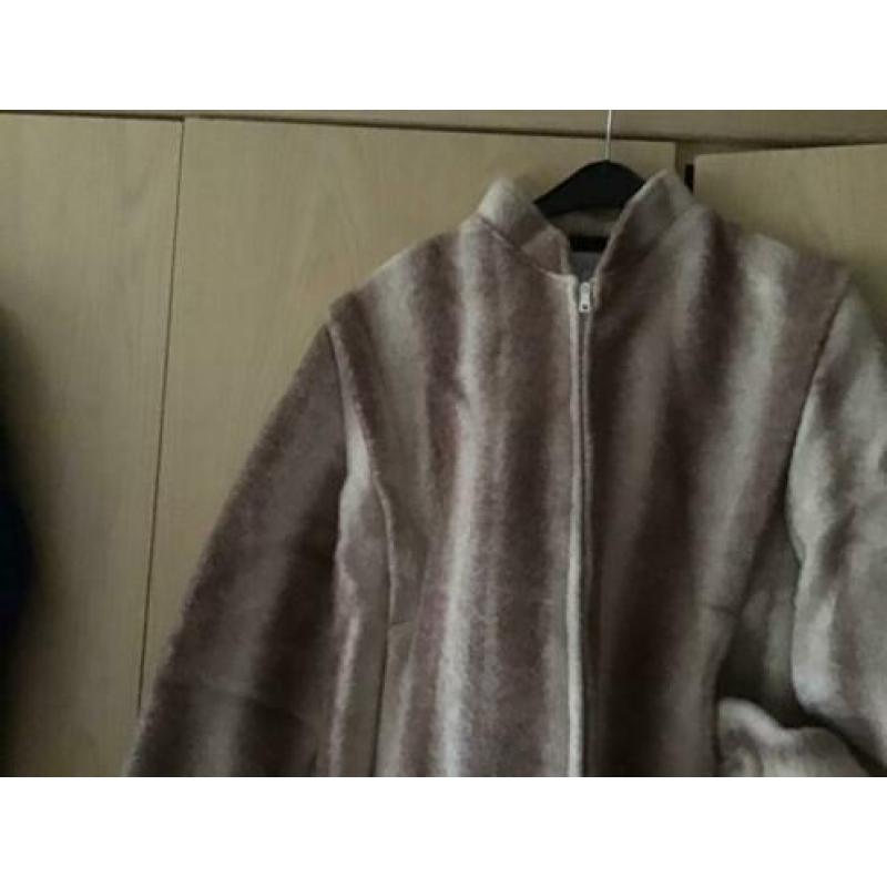 Te koop zeer apart wollen damesjasje. Nieuw maat 44