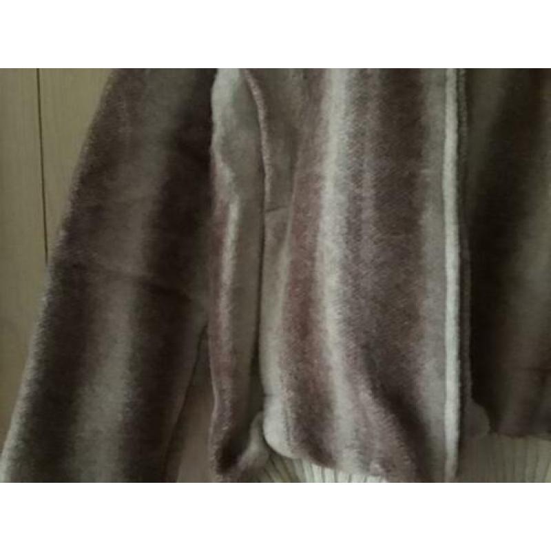 Te koop zeer apart wollen damesjasje. Nieuw maat 44