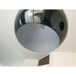 Twee zwarte hanglampen