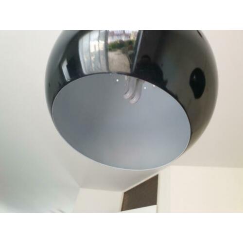 Twee zwarte hanglampen