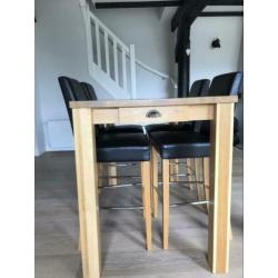 Mooie bartafel met 4 barstoelen
