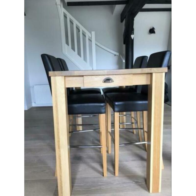 Mooie bartafel met 4 barstoelen