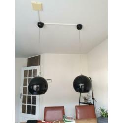 Twee zwarte hanglampen