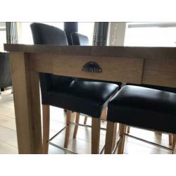 Mooie bartafel met 4 barstoelen