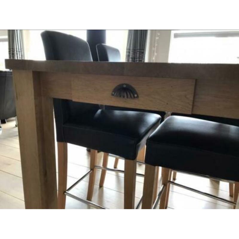 Mooie bartafel met 4 barstoelen
