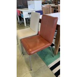 Bert Plantagie: twee eetkamerstoelen, leder