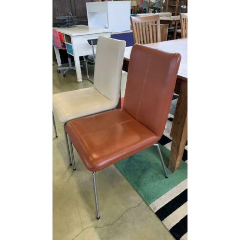Bert Plantagie: twee eetkamerstoelen, leder