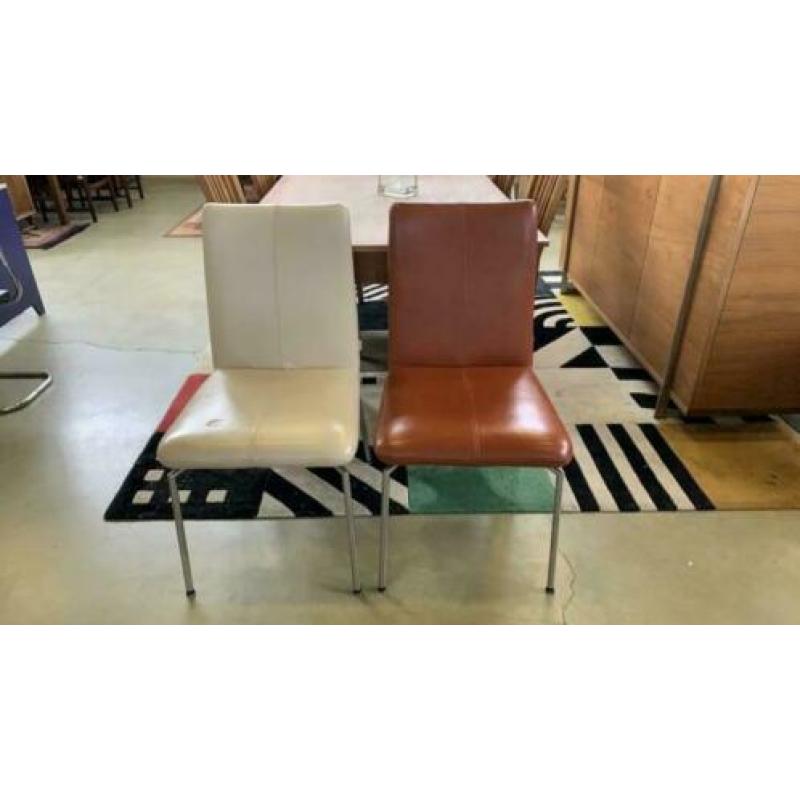 Bert Plantagie: twee eetkamerstoelen, leder