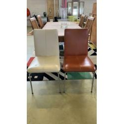 Bert Plantagie: twee eetkamerstoelen, leder