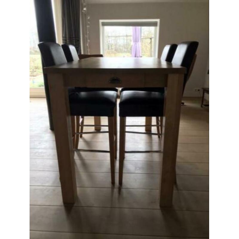 Mooie bartafel met 4 barstoelen