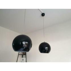 Twee zwarte hanglampen