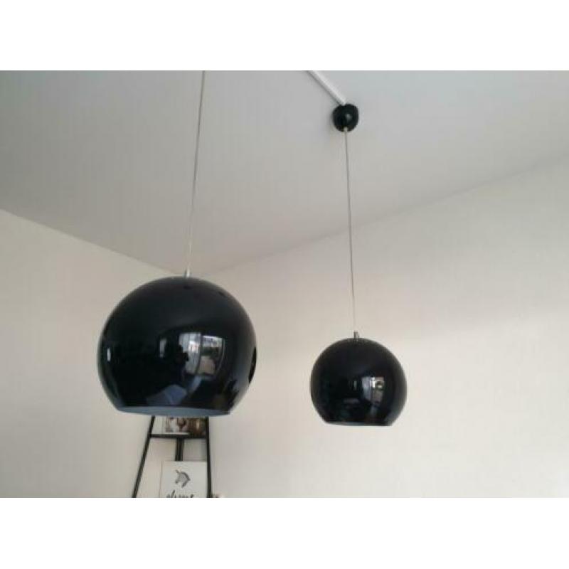 Twee zwarte hanglampen