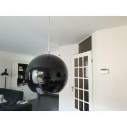 Twee zwarte hanglampen