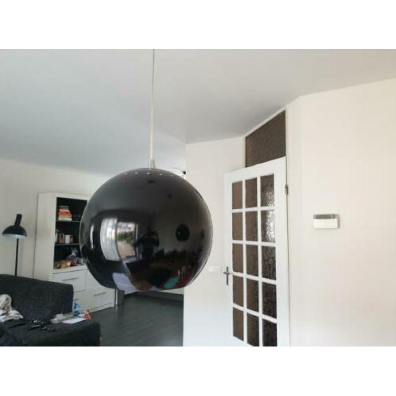 Twee zwarte hanglampen