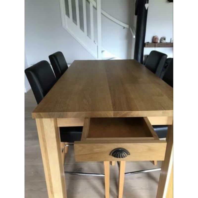Mooie bartafel met 4 barstoelen