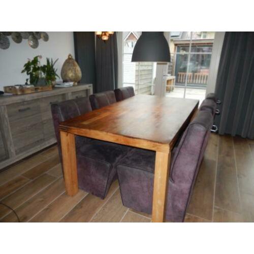 tafel met stoelen