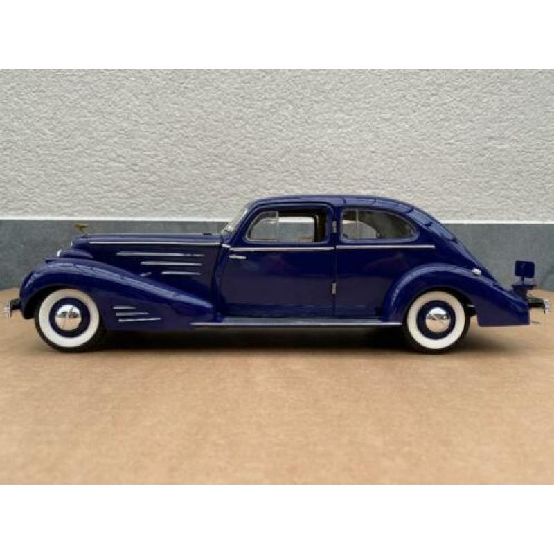 1:18 - Cadillac V-16 Aerocoupe