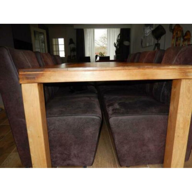 tafel met stoelen