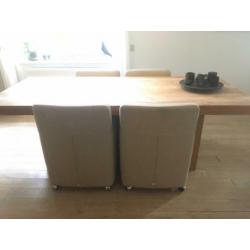 Nu ophalen: 4 luxe beige eetkamer fauteuils op wieltjes