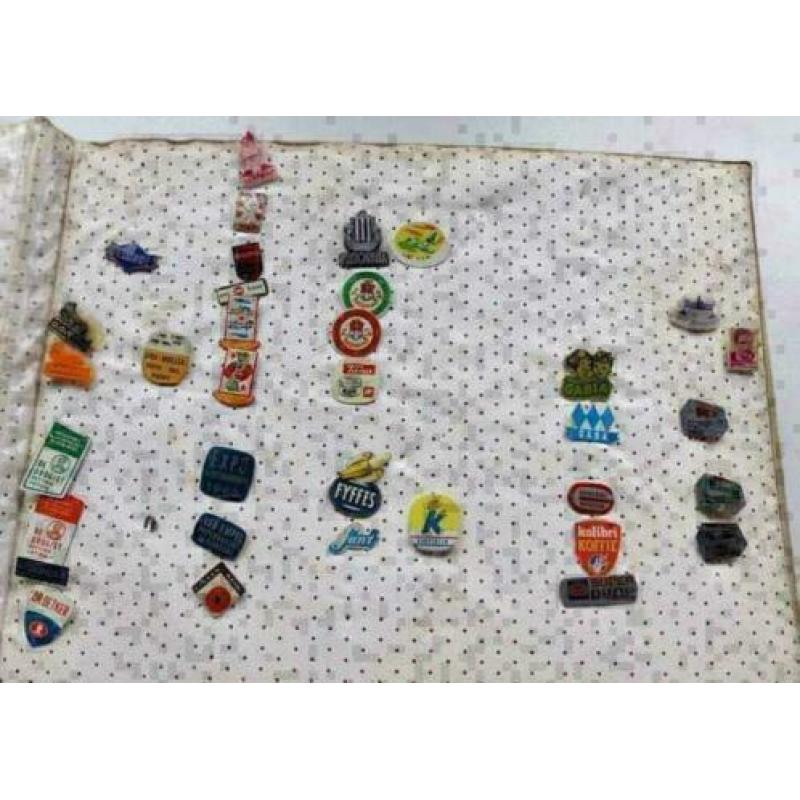 Speldjes album met ca 330 pins speldjes merken van toen & nu
