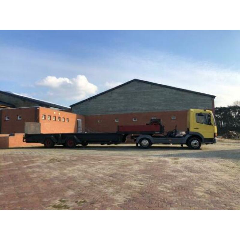 Kuipdieplader machinetransporter met Mercedes atego trekker