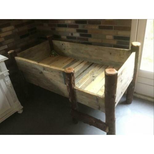 Stoer peuterbed, steigerhout, boomhut