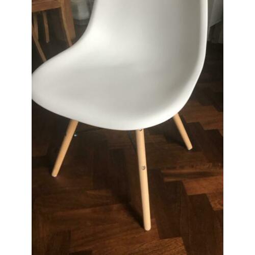 Stoel wit 2 x 40 Euro