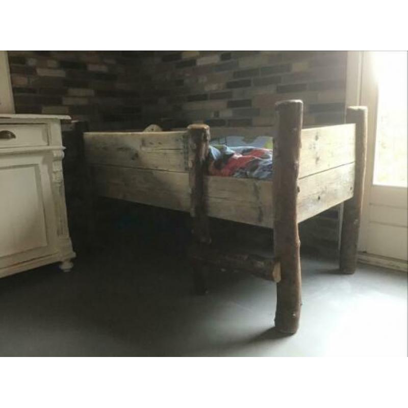 Stoer peuterbed, steigerhout, boomhut