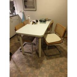 Gratis vandaag af te halen tafel met 4 stoelen