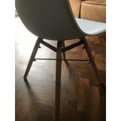 Stoel wit 2 x 40 Euro