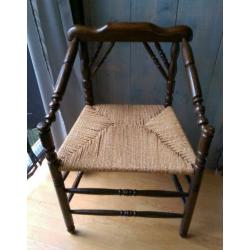 Antieke stoel met sisal zitting