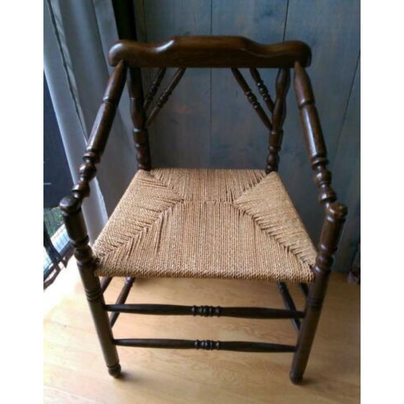 Antieke stoel met sisal zitting