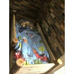 Stoer peuterbed, steigerhout, boomhut