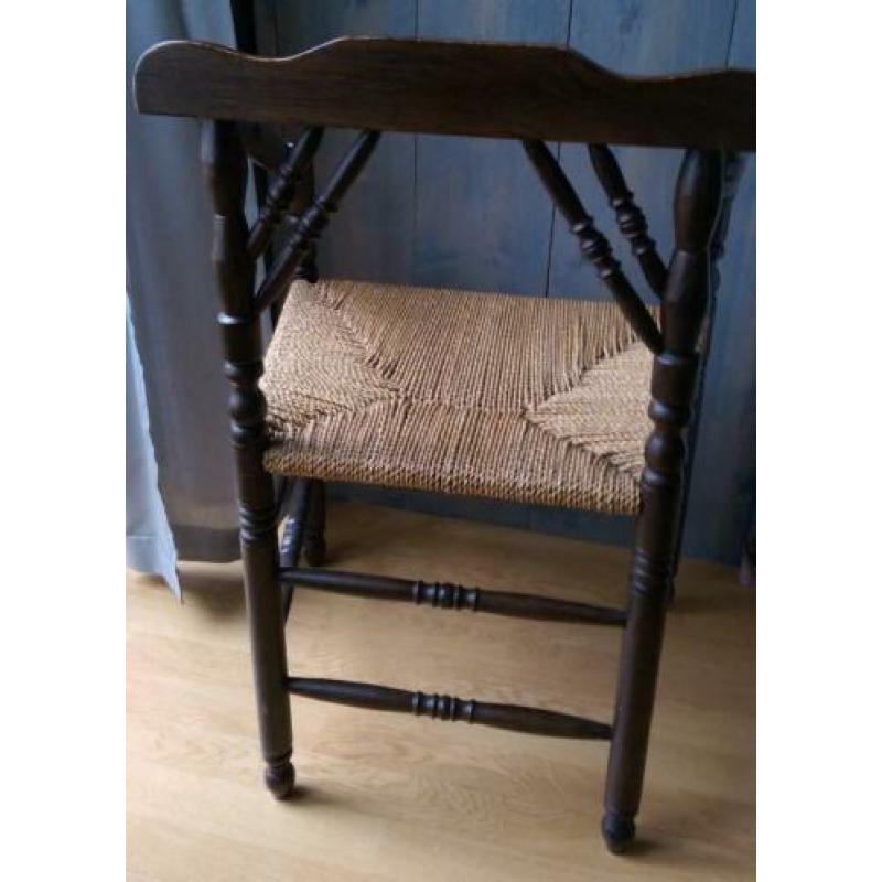Antieke stoel met sisal zitting