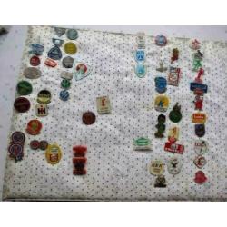 Speldjes album met ca 330 pins speldjes merken van toen & nu