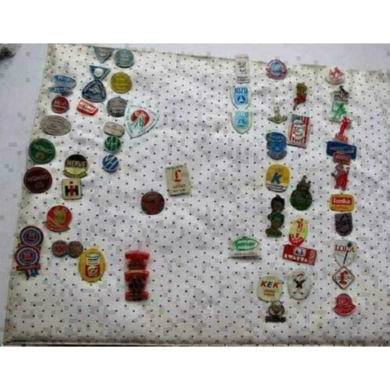 Speldjes album met ca 330 pins speldjes merken van toen & nu