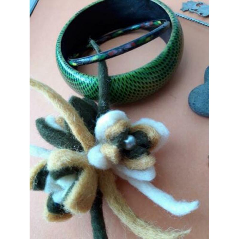 Vrouwen lotje. Curiosa. Indisch zilver. Ring. broche. Hart.