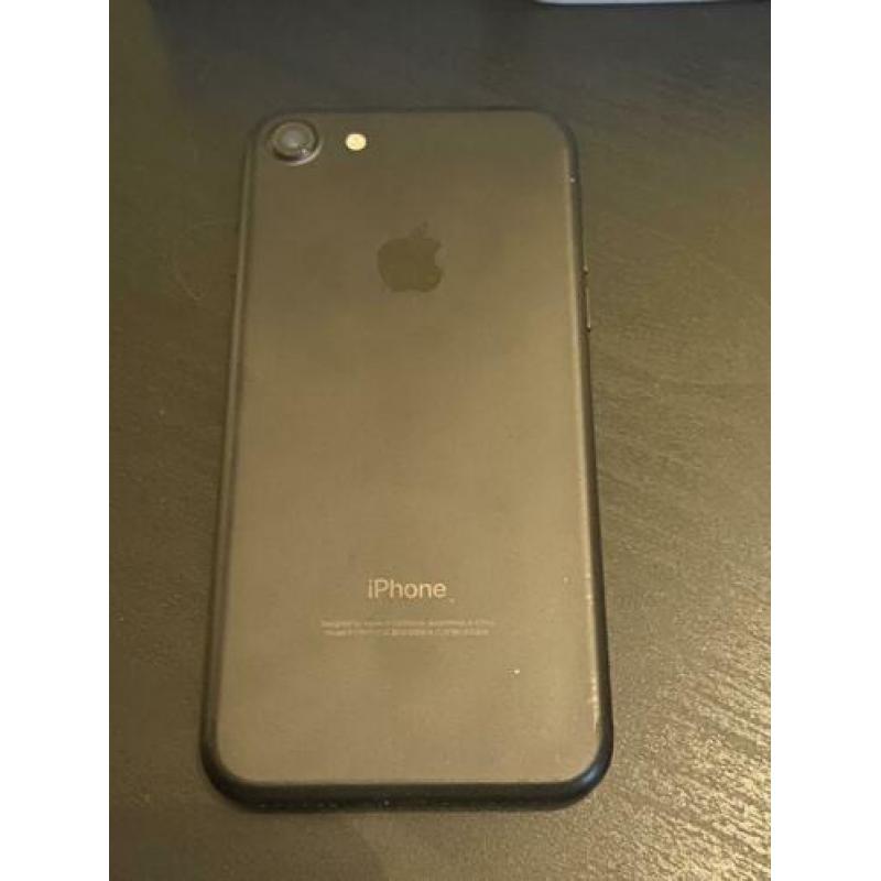 IPhone 7 32GB met nieuwe oortjes en hoesje te koop!