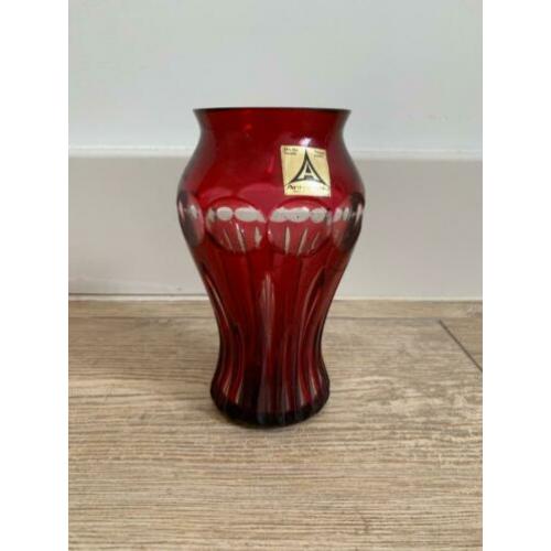 Boheems geslepen elegant rood vaasje