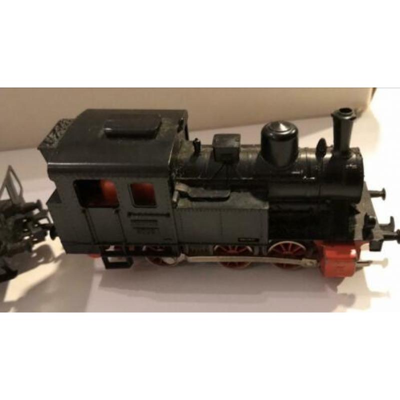 Marklin 3029 tenderloc met 2 personen wagons h0